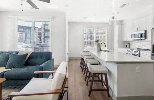 Edgehill Apartment | Landing | Beautiful 2BD, Gym, Yoga Studio