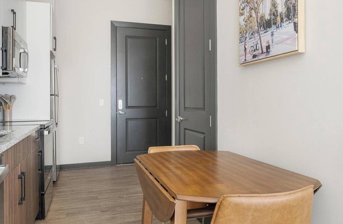 Westside Apartment | Landing | Modern 1BD, Courtyard, Gym