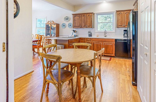 King City House | Large 2-level home steps from the pier w/covered porch, WiFi, AC