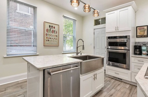 Manchester House | Large and Luxe. Near Stadiums, Casino, Museums. Park For Free & Walk! Hot Tub