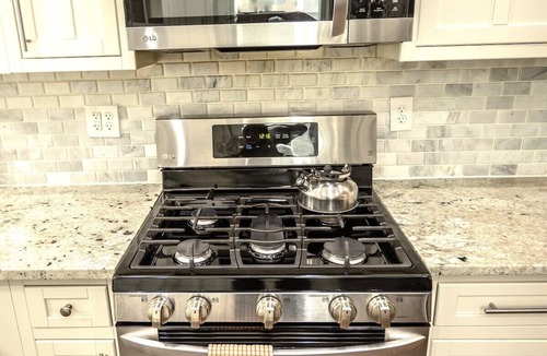 Eckington Bed & Breakfast | Large DC Home for Families & Groups - Free Parking - Prime Location