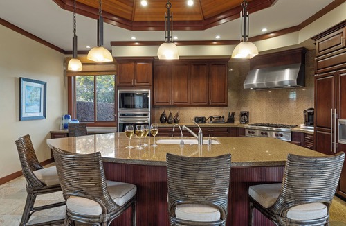 Kamuela House | Largest Wai'ula'ula Family Residence with Heated Pool & Guest House