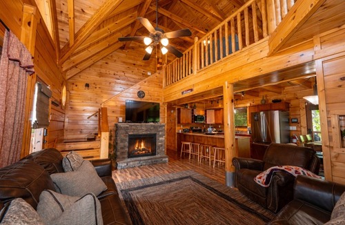 Sevierville Cabin | Laurel View Smart Cabin ~ Beautiful 3 Bedroom Smart Cabin with a Mtn. View!