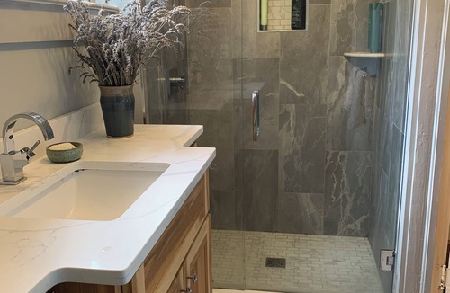 Lynn Bed & Breakfast | Lavender Hill c1915-Saltwater Pool, walkable to town & Private patio entrance.