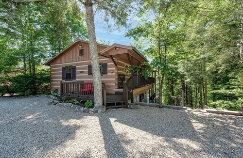 Townsend Cabin | Log Cabin with 3BR, Hot Tub, Fire Ring, Game Room, Mtn Views, Wifi & Pool Access