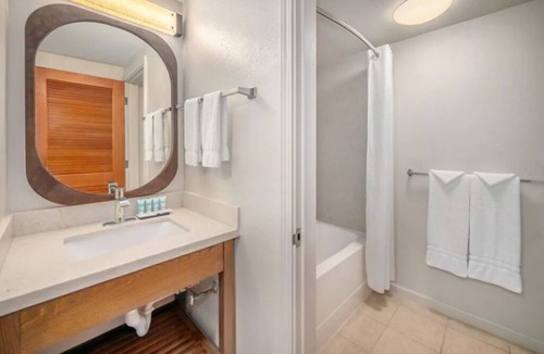 Kahului Hotel | Lovely Family & Friends Hawaii Getaway | Two Spacious Rooms w/Outdoor Pool