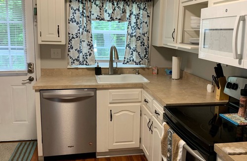 Richmond House | Lovely Home: Sleeps 9, Fire-pit, Walk to Downtown, EKU, & Parks; 2miles to I-75