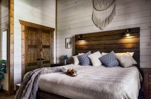 Sevierville Villa | LUX Indoor POOL Cabin GameRoom Theatre & Hot Tub! - Milas Mountain Oasis