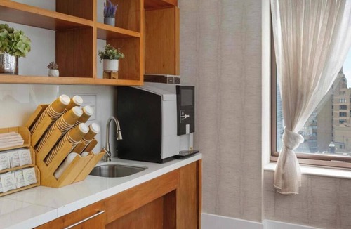 Midtown East Apartment | Luxe 1bd condo at Midtown 45, king bed, full ktc amazing city views from lounge