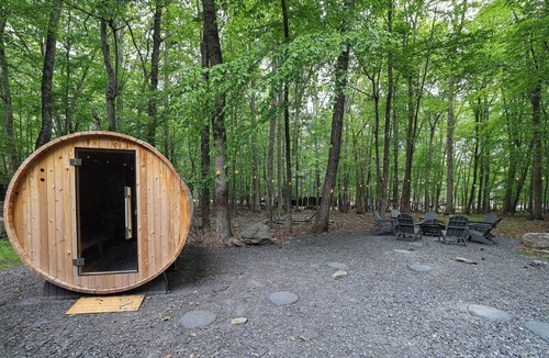 East Stroudsburg House | Luxurious Poconos Retreat~Hot Tub, Sauna, Games