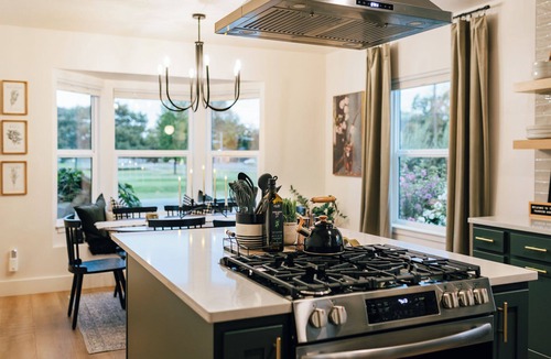Caldwell House | Luxury 5BR Escape Sleeps 10 Patio Golf Views Hot Tub near C of I