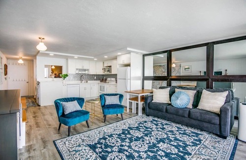 Punaluu Condo | Luxury Beachfront Condo w/AC