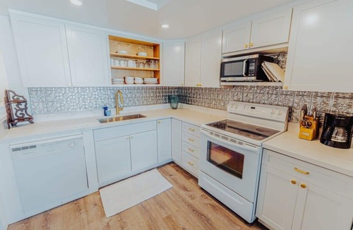 Punaluu Condo | Luxury Beachfront Condo w/AC