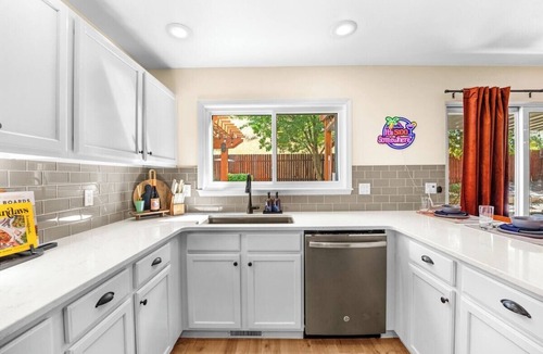 Southeast Boise House | Luxury! Hot Tub Sauna Miniputt GameRoom Pets