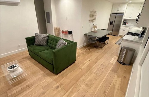 Eastern Malibu House | Luxury Malibu Bungalow Near Beach + Free Parking!