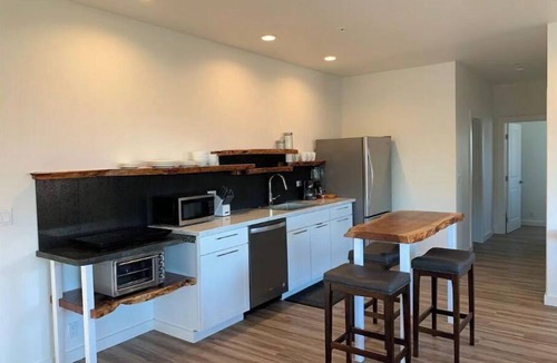 Historic Kailua Village Apartment | Luxury Modern 2Bdrm in PARADISE/AC/5 STAR LOCATION/WALK 2 BEACH