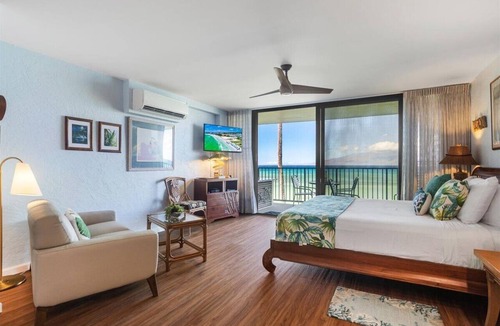 Honokowai Apartment | Luxury oceanfront studio with spacious lanai