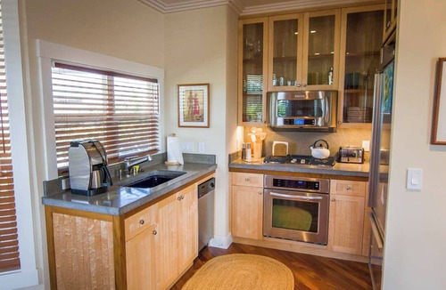Kamuela Villa | LUXURY PUAKO BEACHFRONT ESTATE and GUESTHOUSE
