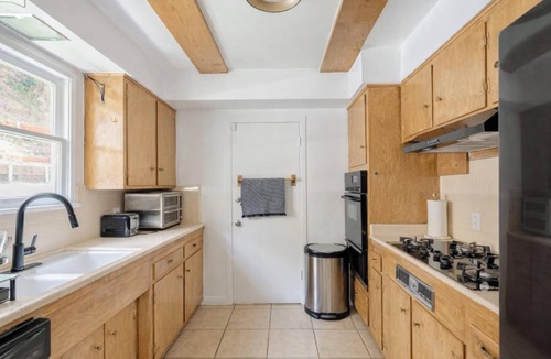 Beverly Glen House | Luxury Stay in the Heart of Beverly Hills 2BR BBQ, Outdoor Lounge & Parking