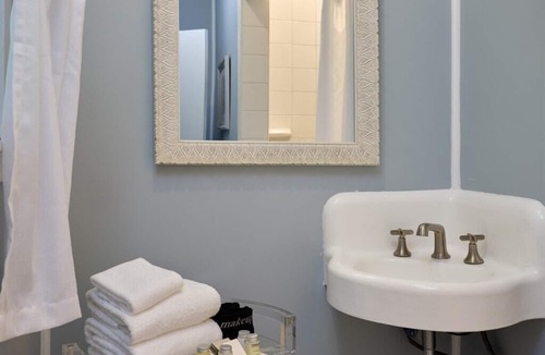 Wailuku Bed & Breakfast | Mamane Suite - Historic charm and views