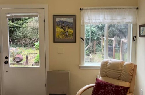 Albion Cottage | Mendocino Coast-Albion Garden CottagenPet Friendly, Cozy & Private