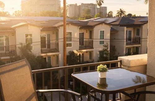 Marina del Rey Apartment | Modern 1 & 2 Bedroom Apartments Near Venice & MDR with Pool Gym & Cinema