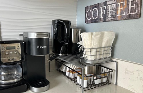 McCully - Moiliili Condo | Modern 2bdrm condo in Waikiki with full kitchen and convenient free parking.