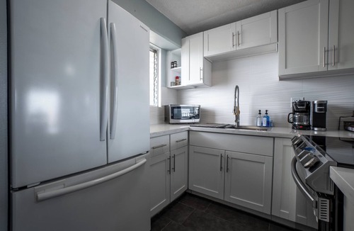 McCully - Moiliili Condo | Modern 2bdrm condo in Waikiki with full kitchen and convenient free parking.