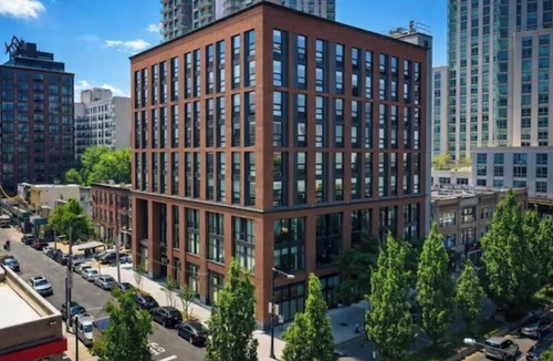 Hunters Point Apartment | Modern 2BR Apartment w/Kitchenette + 2 Queens near Subway in Long Island City