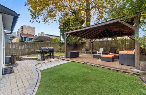 North Bergen House | Modern Full Holiday Home 5BR/3BR 10 Mins NYC Patio Yard & Parking