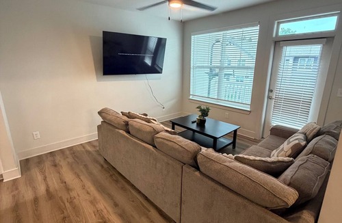 Candler-McAfee Apartment | Modern King Suite Near Mercedes-Benz Stadium