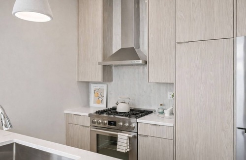 Eastlake House | Modern Luxurious Townhouse;Close to UW & Downtown Seattle.Perfect for MAJOR INTERNATIONAL SPORTING EVENT Stays