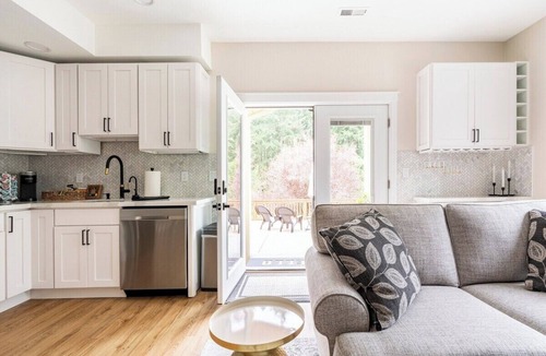 Maple Valley Apartment | Modern Maple Valley Apartment with Hot Tub, Laundry, Kitchen. Great for visiting family and friends