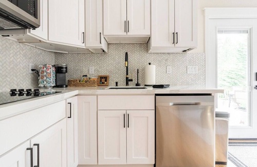 Maple Valley Apartment | Modern Maple Valley Apartment with Hot Tub, Laundry, Kitchen. Great for visiting family and friends