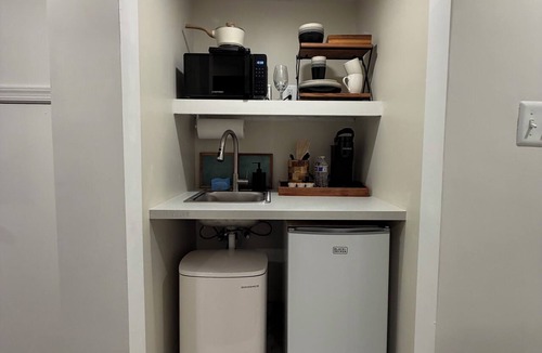 Kingman Park Apartment | Modern Private Suite Near Capitol Hill & RFK. private entrance