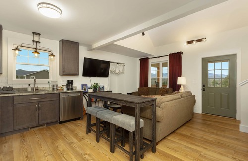 Candler House | Modern Shepherd's Lodge with stunning 360 Views, Fenced Pet Area and Pool