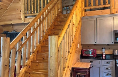 Flat Rock Cabin | Mountain Cabin & Creek-Front Nature Retreat – NC