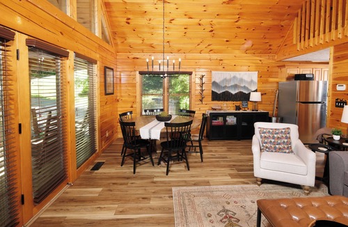 Black Bear Falls Cabin | Mountain Charm Meets Modern Comfort-5 Minutes to Gatlinburg. Hot Tub & Game Room