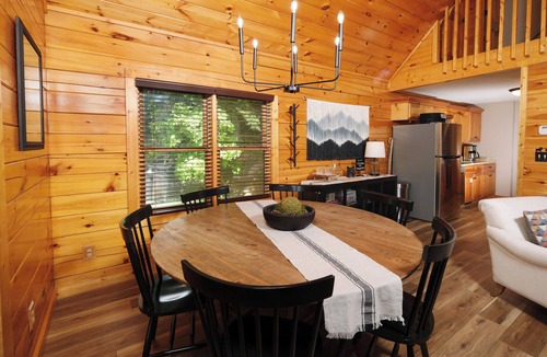 Black Bear Falls Cabin | Mountain Charm Meets Modern Comfort-5 Minutes to Gatlinburg. Hot Tub & Game Room