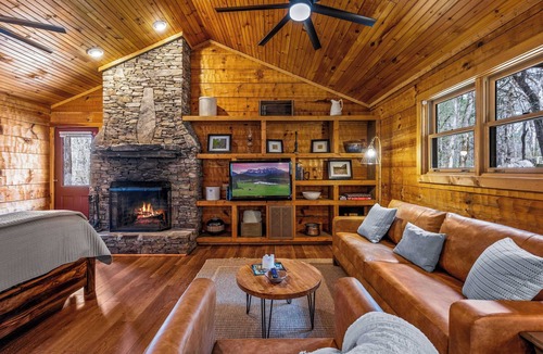 Townsend Cabin | Mountain-Modern Cabin w/BIG Jet Tub