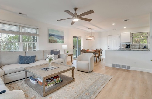 Laurel Park House | Mtn-View Deck! Modern Retreat Near Jump Off Rock