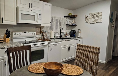 Sequim House | New Cozy Beach Bungalow, only a 1/2 mile walk to beautiful quiet Beach