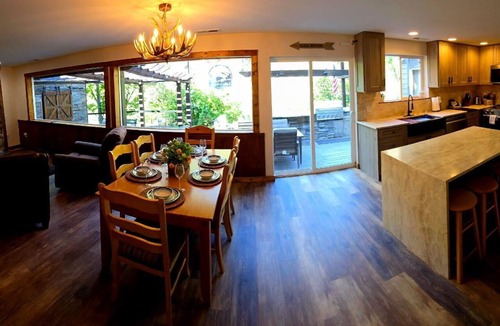 Leavenworth House | New Remodel! Waterfront, pets, Outdoor Ent, Hottub & Views 4min to Leavenworth.