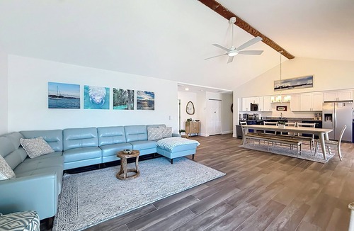 Crystal River House | New VRBO 2026 open dates-New 4/3 with heated pool, dock, kayaks, outdoor space