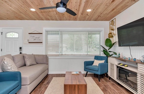 Crystal River House | Newly Furnish house in Crystal River. Minutes away from downtown and springs.