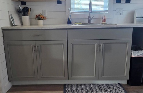 Geneva-on-the-Lake House | Newly Remodeled Linny's GOTL Cottages Charming 2-bdr bungalow walk to strip/park