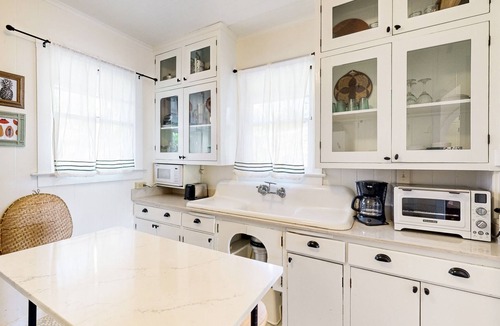 Diamond Head - Kapahulu - St. Louis Cottage | Newly-upgraded home with Diamond Head views - walk to Waikiki Beach