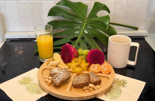 Kahana Hotel | Ocean-Facing Maui B&B Room - Breakfast, BBQ & AC