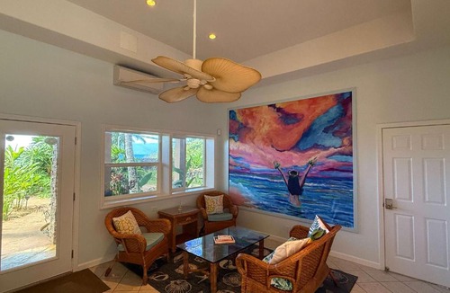 Kahana Hotel | Ocean-Facing Maui B&B Room - Breakfast, BBQ & AC