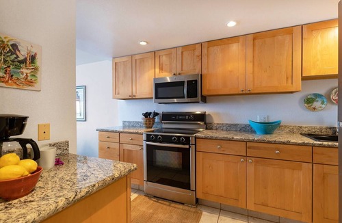 Maalaea Condo | Ocean front 2-bedroom condo in fantastic Wailuku with cool AC